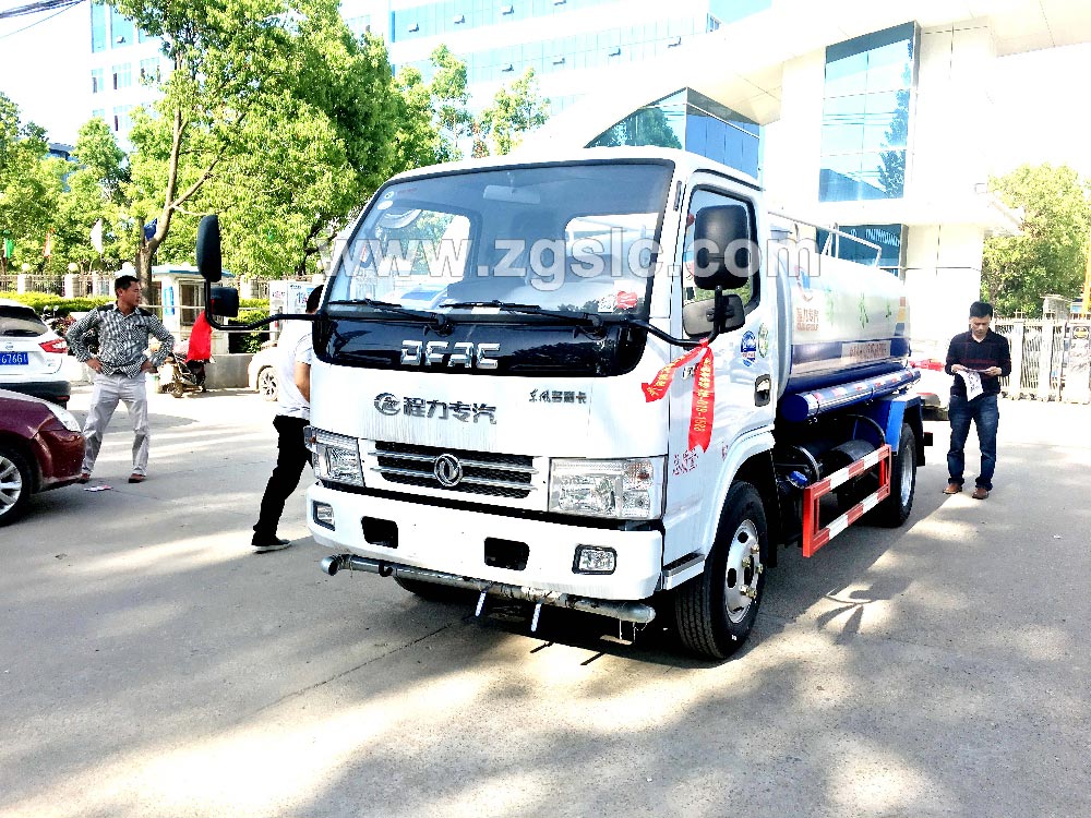 到湖北程力集團(tuán)訂購灑水車，現(xiàn)貨供應(yīng)隨時出發(fā)