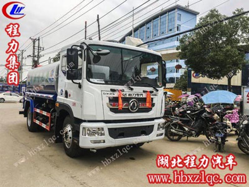 東風(fēng)D9噴霧車整裝完畢，奔赴“戰(zhàn)場”
