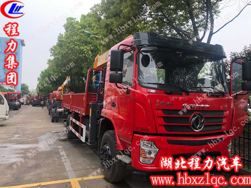 東風暢行隨車吊已經(jīng)完工，停在車間門口