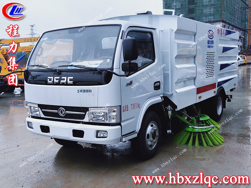 程力集團(tuán)，又一臺東風(fēng)多利卡功能掃路車開往河北路上