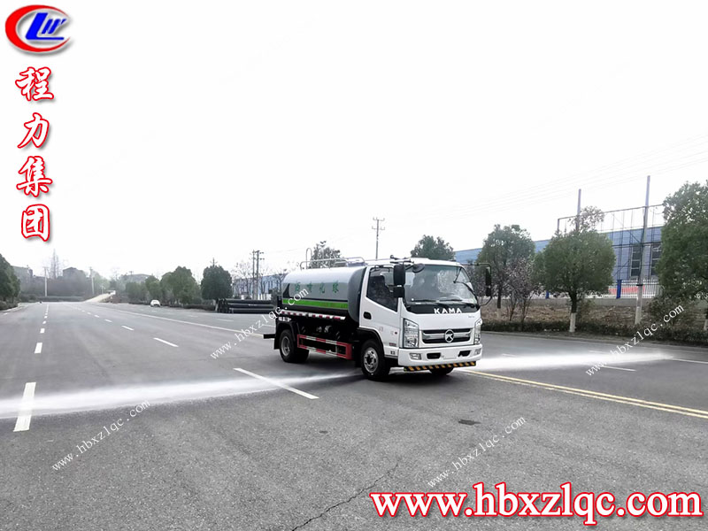 清明煙雨細(xì)——湖北程力凱馬6方灑水車風(fēng)雨不誤，在線試車。