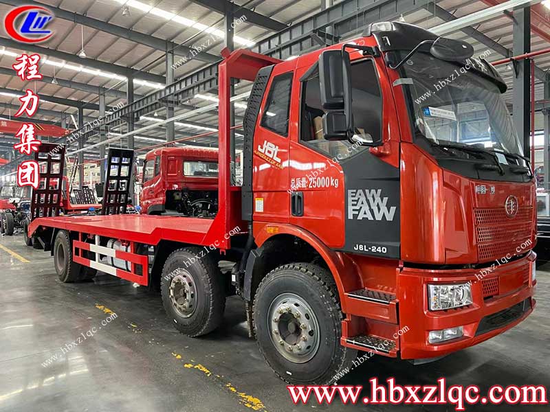湖北程力解放J6小三軸平板運輸車，采用新型低平板設(shè)計，重心底，機械更穩(wěn)